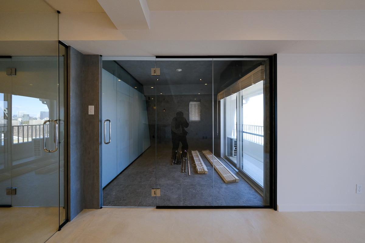 港区北青山の賃貸物件/ガラスの間仕切りの奥に個室がひと部屋