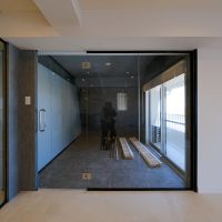 港区北青山の賃貸物件/ガラスの間仕切りの奥に個室がひと部屋