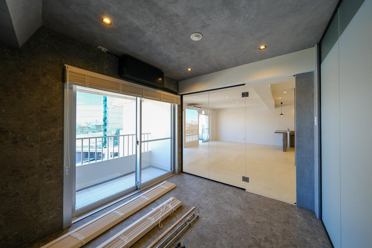 港区北青山の賃貸物件/床には磁器タイル、壁面や天井はモールテックス仕上げ