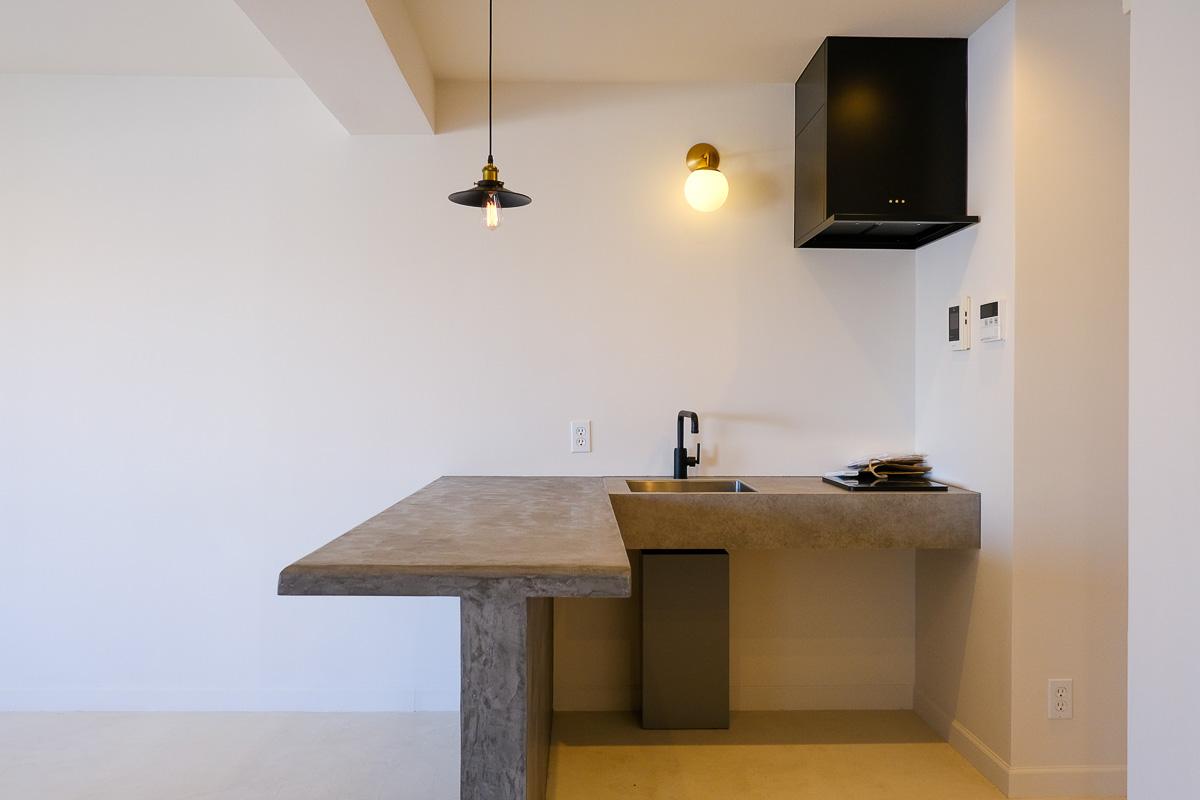 港区北青山の賃貸物件/キッチンカウンターの美しいラインにほれぼれ