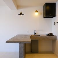 港区北青山の賃貸物件/キッチンカウンターの美しいラインにほれぼれ