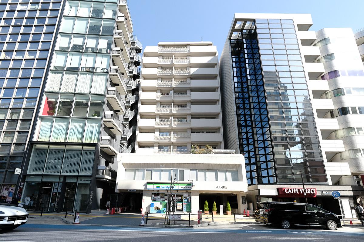 港区北青山の賃貸物件/外観。外苑前駅から歩いてすぐのマンション