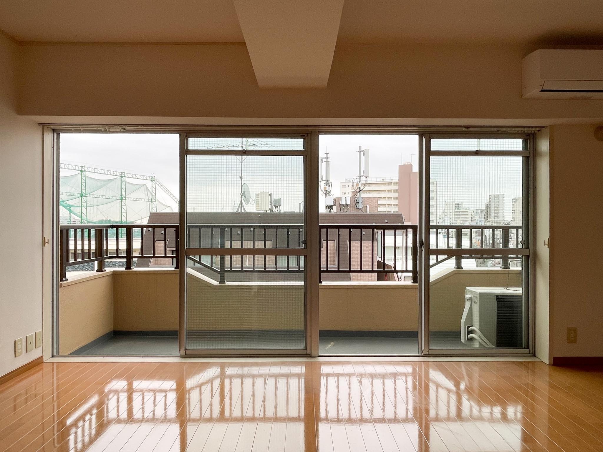 杉並区上荻の賃貸物件/ワイドな窓からしっかりと日の光が入ってきます