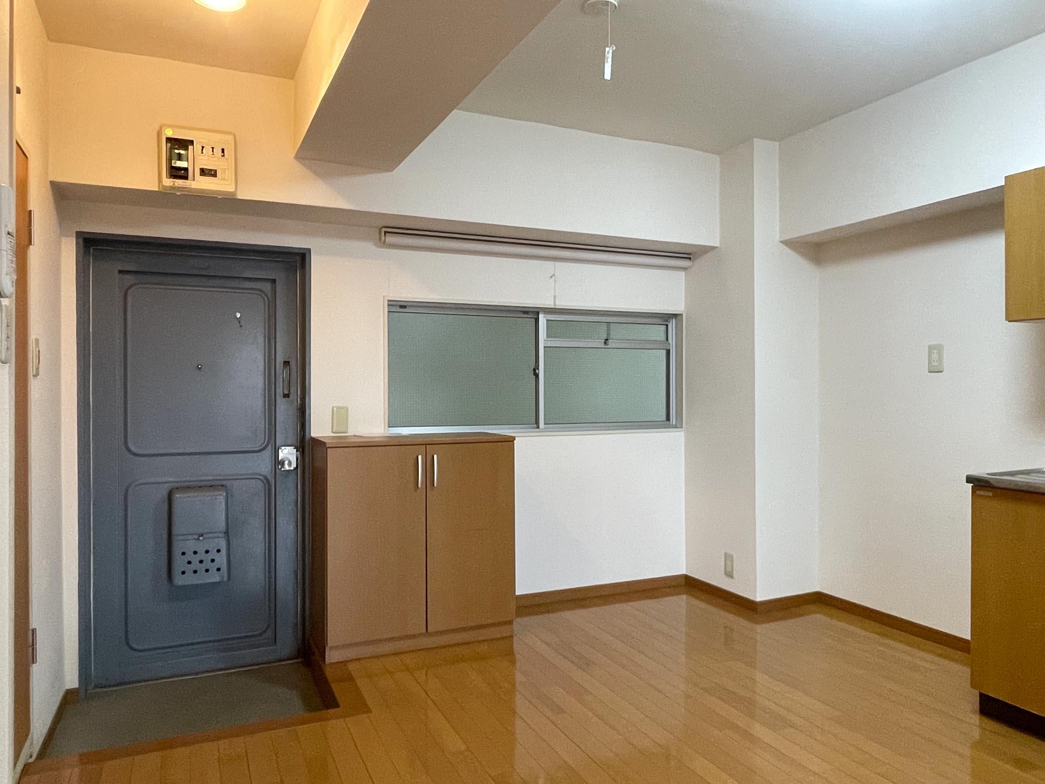 杉並区上荻の賃貸物件/キッチンまわり。暗いので照明を付けて撮影しています