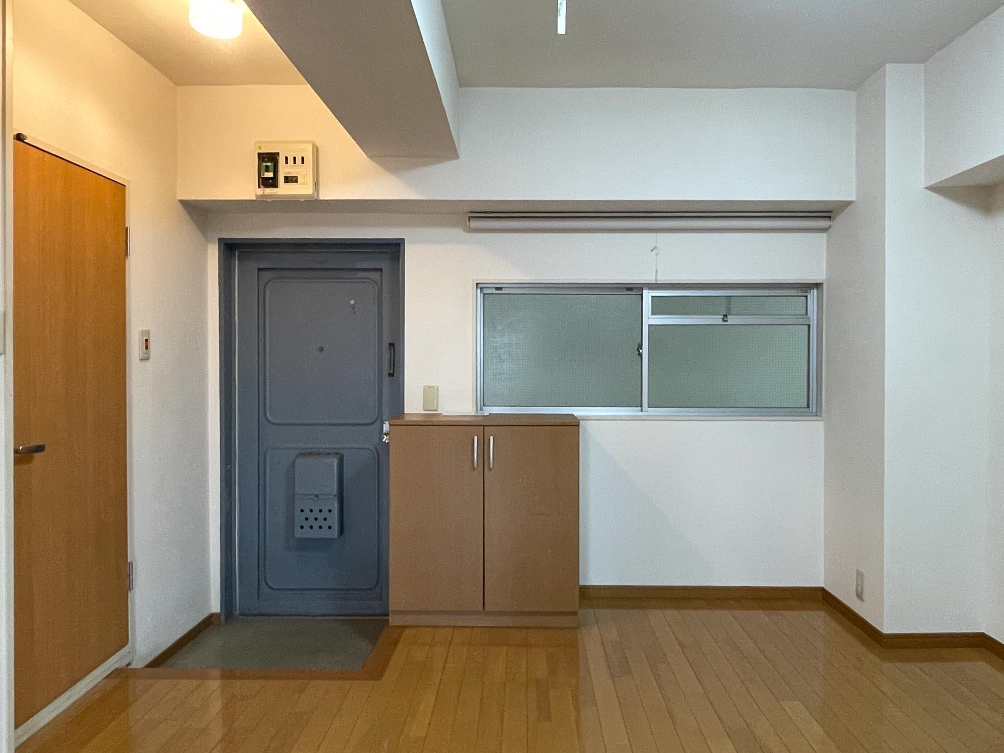 杉並区上荻の賃貸物件/玄関横の窓の外は共用部です