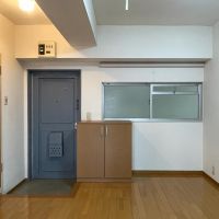 杉並区上荻の賃貸物件/玄関横の窓の外は共用部です