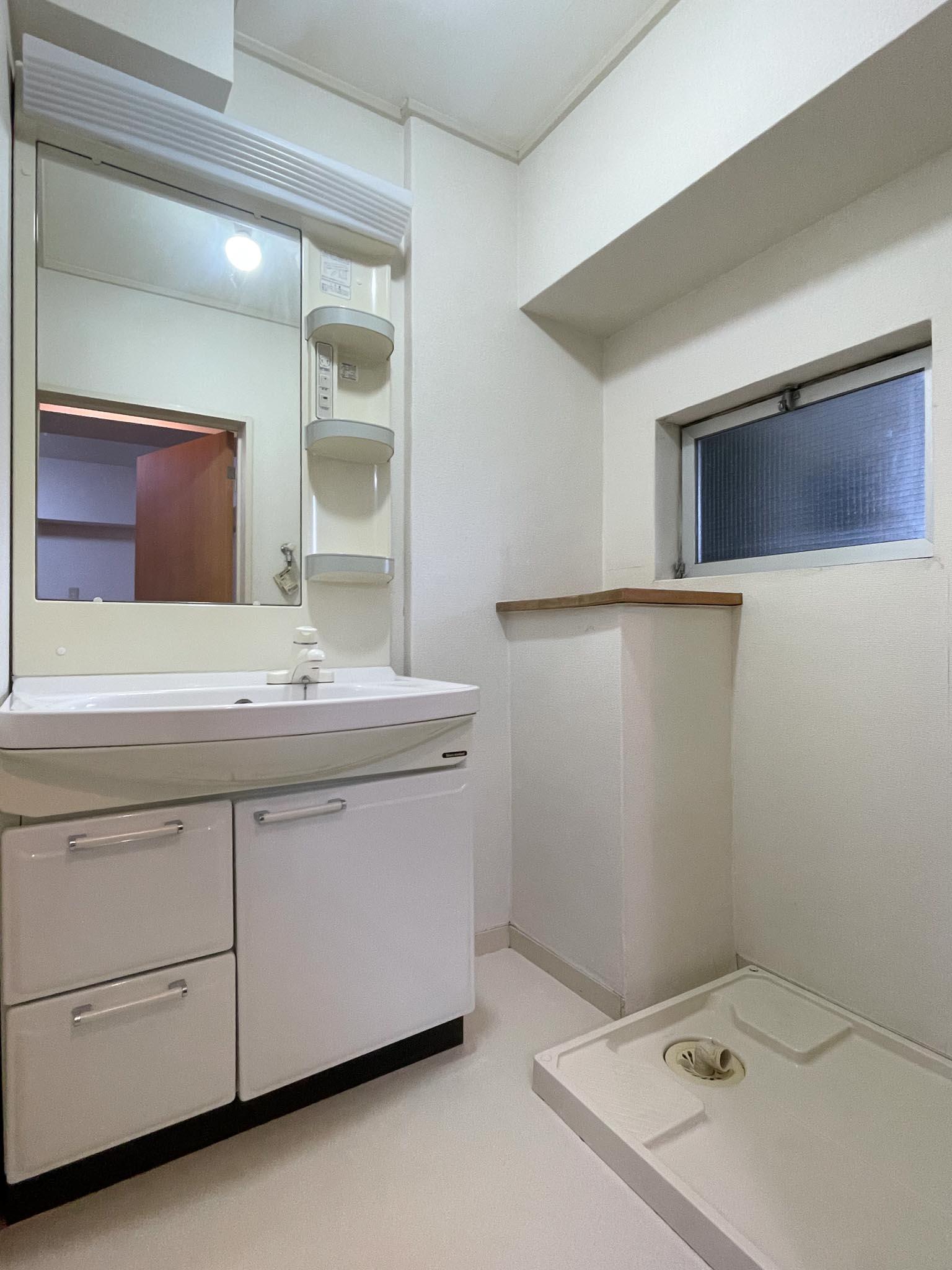 杉並区上荻の賃貸物件/洗面所。窓の外は共用部なのでシートやカーテンなど目隠しは必須です