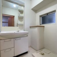 杉並区上荻の賃貸物件/洗面所。窓の外は共用部なのでシートやカーテンなど目隠しは必須です