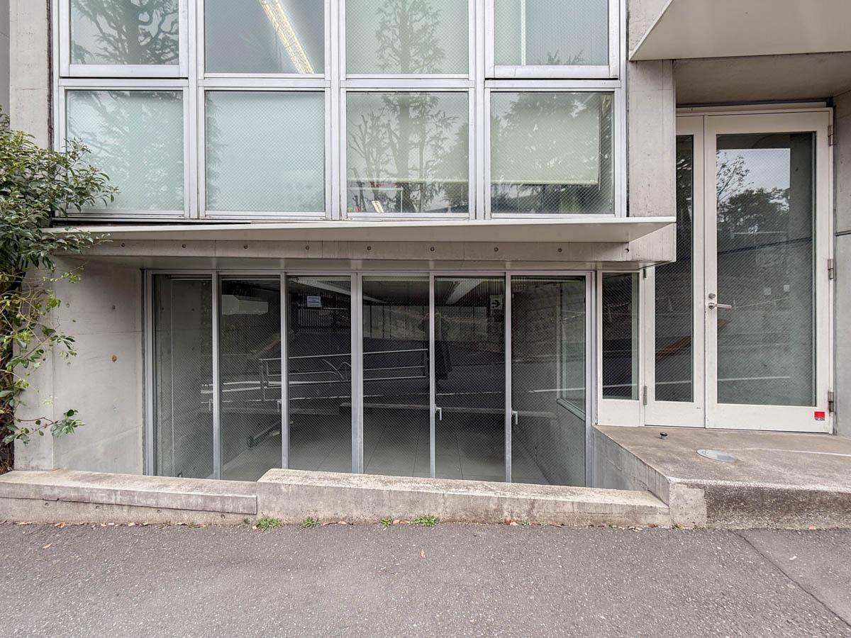 渋谷区神南の賃貸物件/道路から低い位置にあり、こもる感覚がありながら、閉じすぎていない。そのバランスがちょうどいい空間です