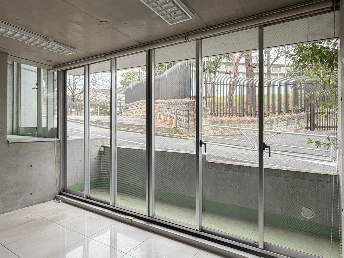 渋谷区神南の賃貸物件/通りに面した掃き出し窓の先には、テラスのように使えるスペース。植栽を並べたりして遊んでみては？