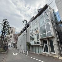 渋谷区神南の賃貸物件/今回の建物の並びは、他の建物もかっこよく、雰囲気のあるエリア。右脇には北谷神社がありご利益ありそう