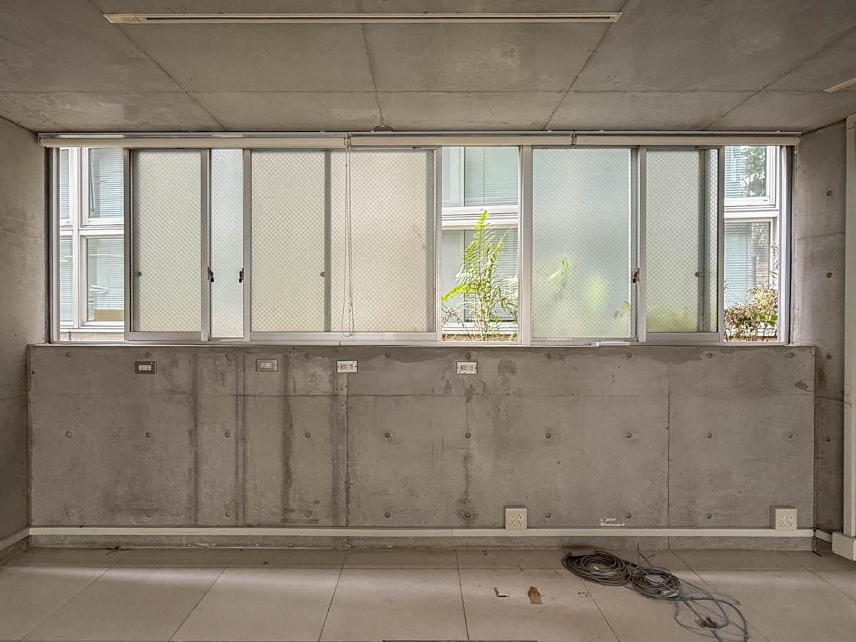 渋谷区神南の賃貸物件/裏手の窓は曇りガラス