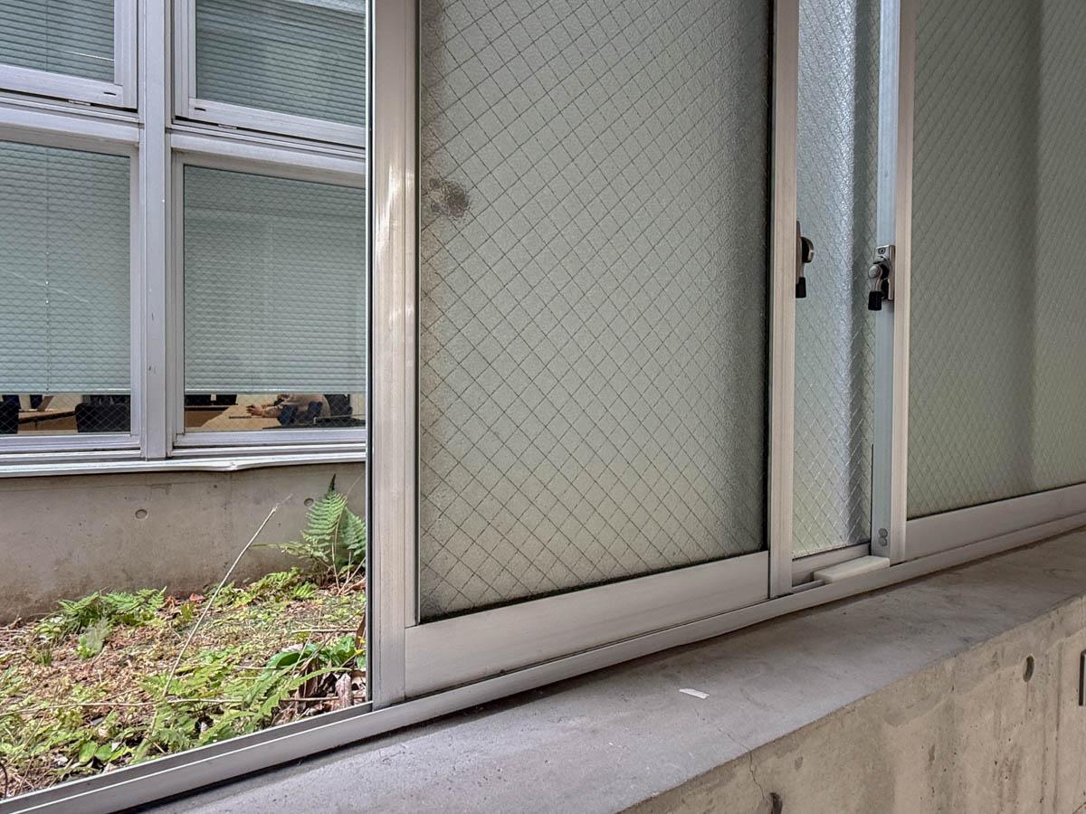 渋谷区神南の賃貸物件/サッシを開けると裏手に別の建物