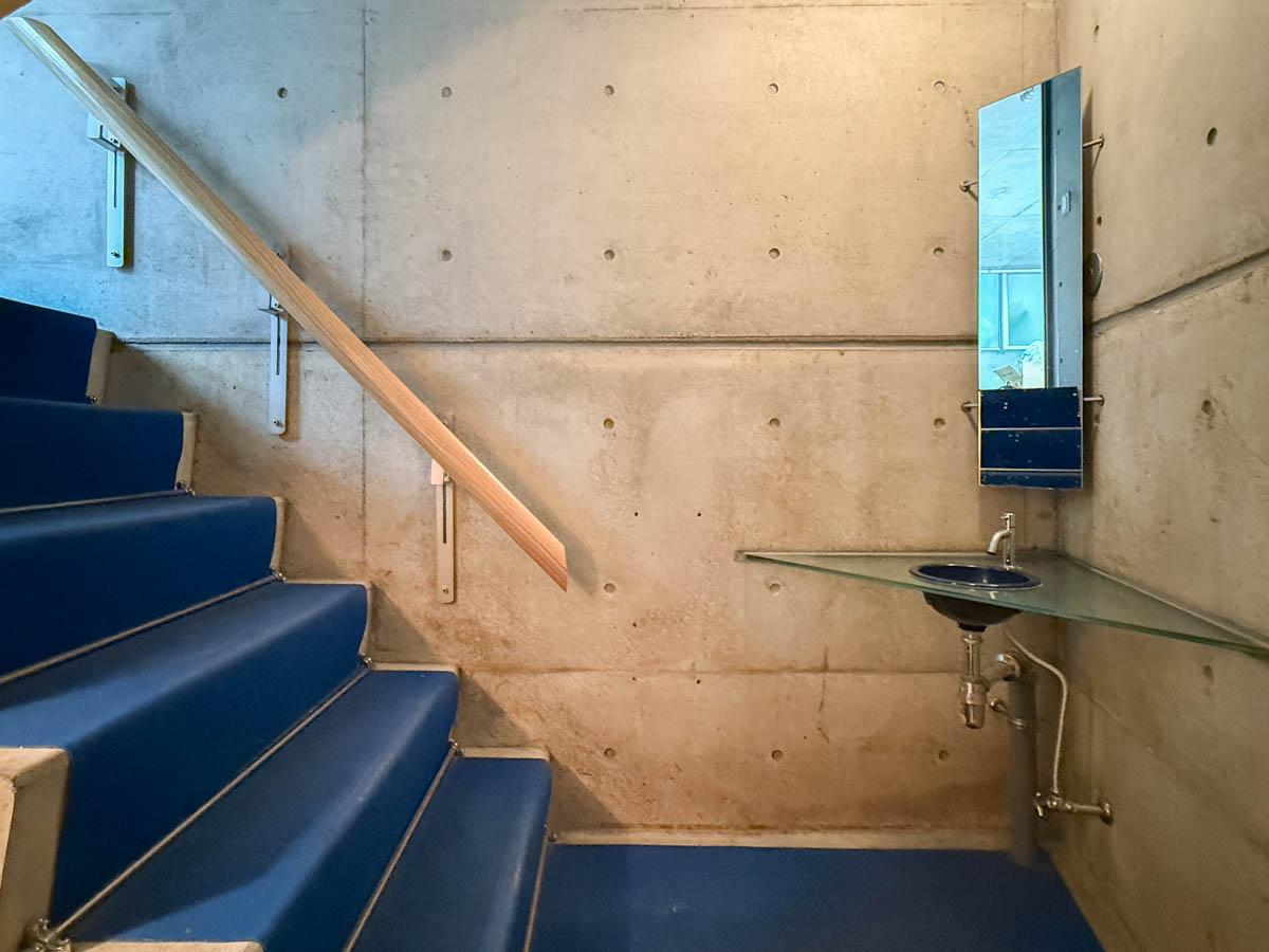 渋谷区神南の賃貸物件/手洗い洗面と階段の感じがかっこいい。こちらも手すり、カーペットを外すことも可能です