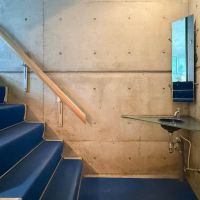 渋谷区神南の賃貸物件/手洗い洗面と階段の感じがかっこいい。こちらも手すり、カーペットを外すことも可能です