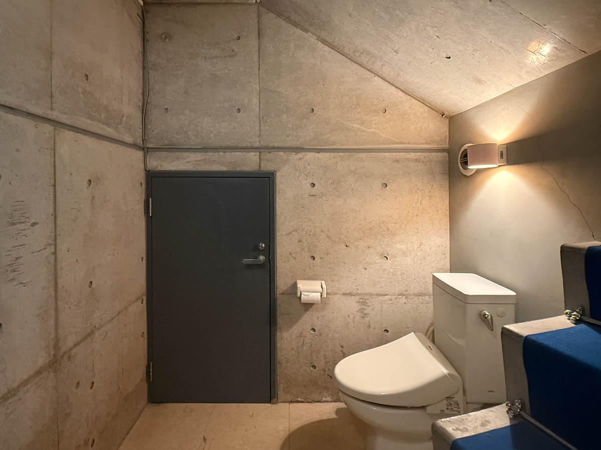 渋谷区神南の賃貸物件/トイレ脇の扉の先には倉庫スペース