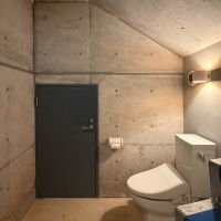 渋谷区神南の賃貸物件/トイレ脇の扉の先には倉庫スペース