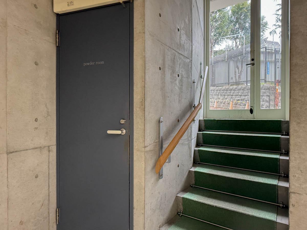 渋谷区神南の賃貸物件/壁の手すりや、床のカーペットは取り外し可能。この扉を開けた先に地下に行く階段があり、その先にトイレ