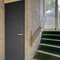 渋谷区神南の賃貸物件/壁の手すりや、床のカーペットは取り外し可能。この扉を開けた先に地下に行く階段があり、その先にトイレ