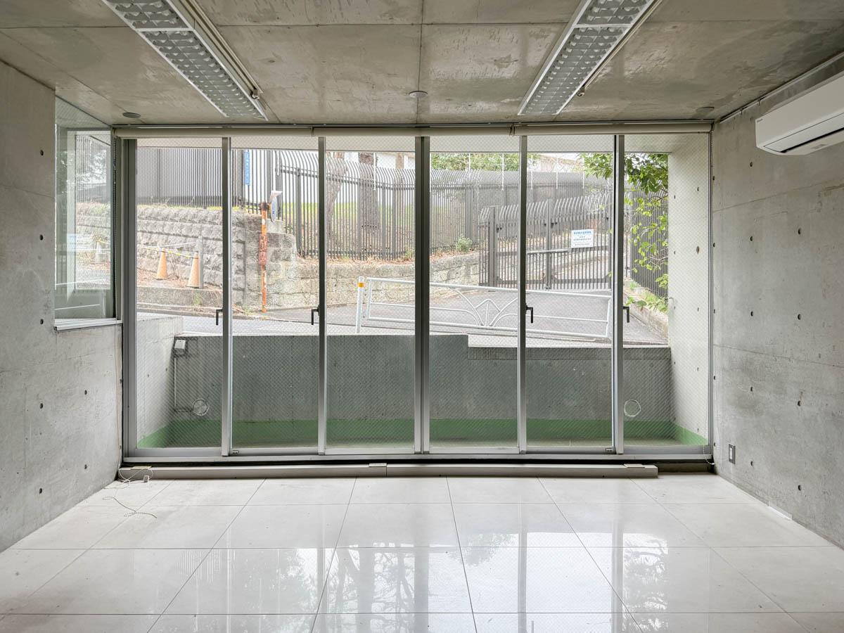 渋谷区神南の賃貸物件/開口部のサッシは借主側で交換も相談可能