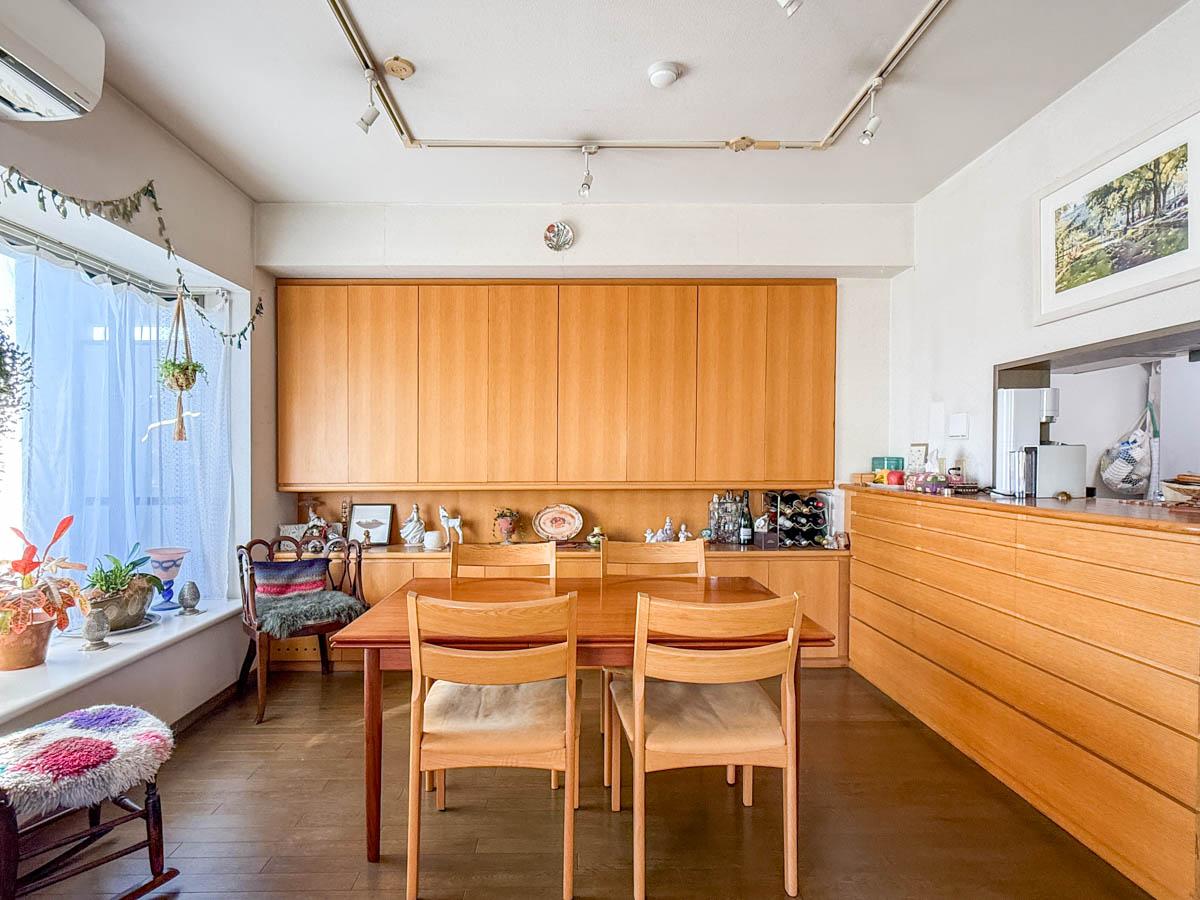 杉並区高円寺北の売買物件/建築士ともにつくったナラ材の造作の収納棚が素朴で色褪せない雰囲気をつくっています