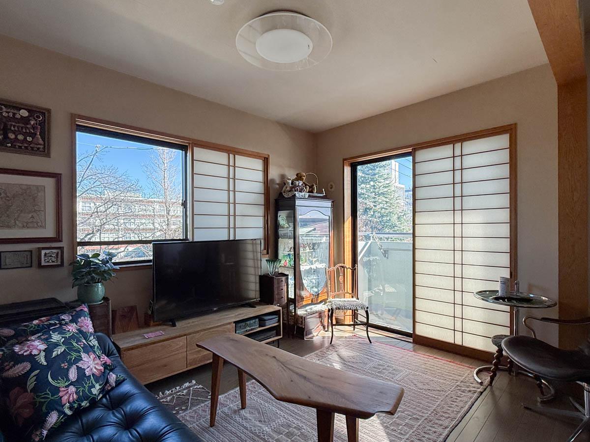 杉並区高円寺北の売買物件/窓の先には四季を感じる木々と小学校の校庭が広がります