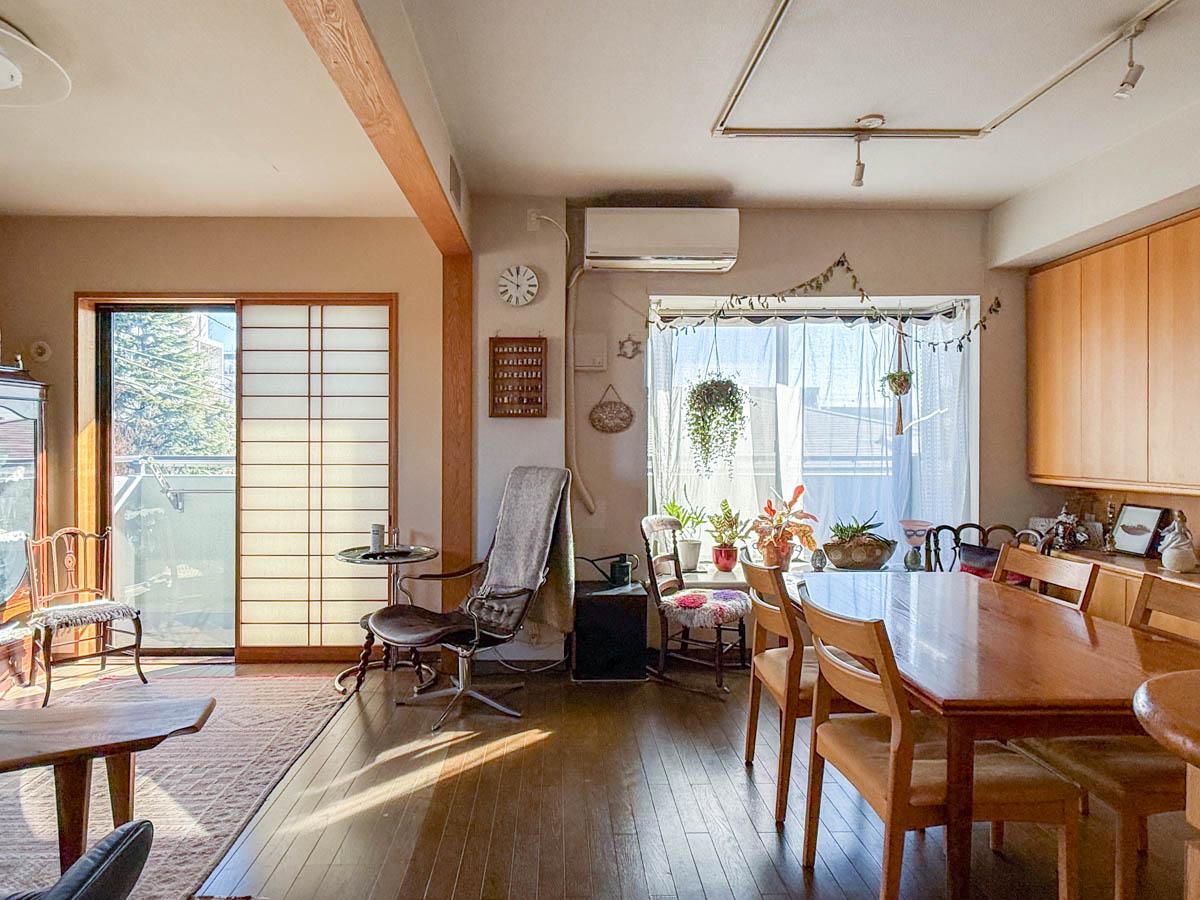 杉並区高円寺北の売買物件/南東向きのリビング。柔らかく心地よい光が注ぎます