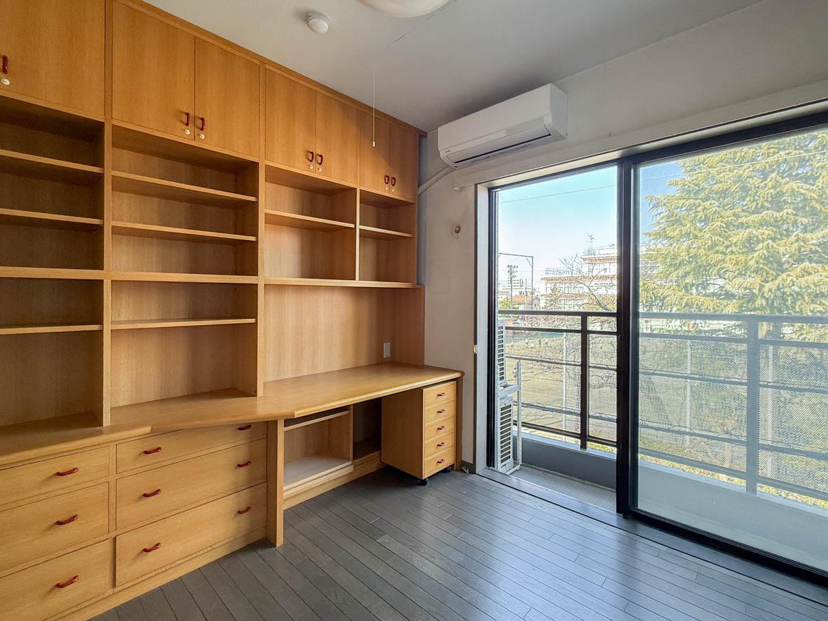 杉並区高円寺北の売買物件/子供部屋に造作されたデスク兼棚も圧巻です。窓からの緑も心地よい