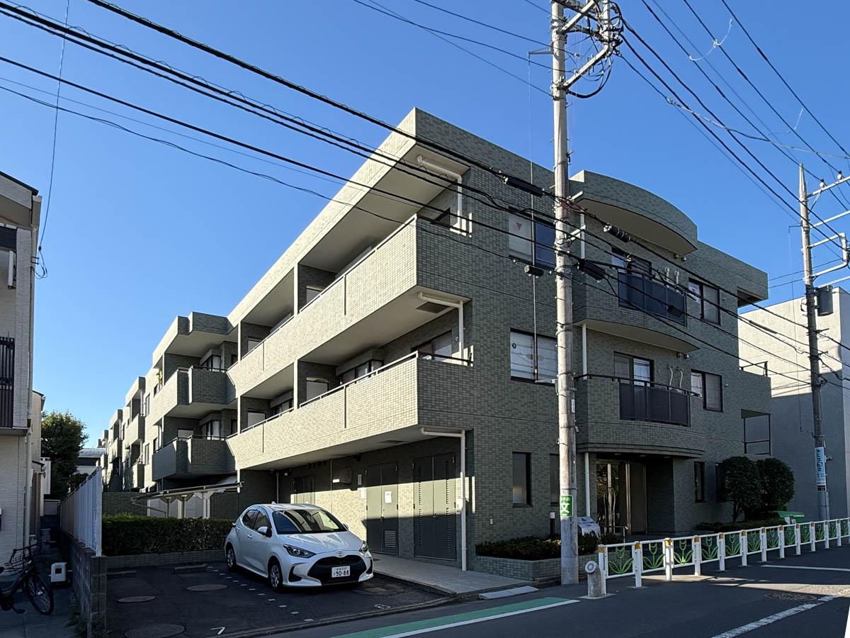 杉並区高円寺北の売買物件/外観。新耐震基準で建築されていて安心感がある。平置き駐車場は現在空きありです