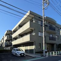 杉並区高円寺北の売買物件/外観。新耐震基準で建築されていて安心感がある。平置き駐車場は現在空きありです