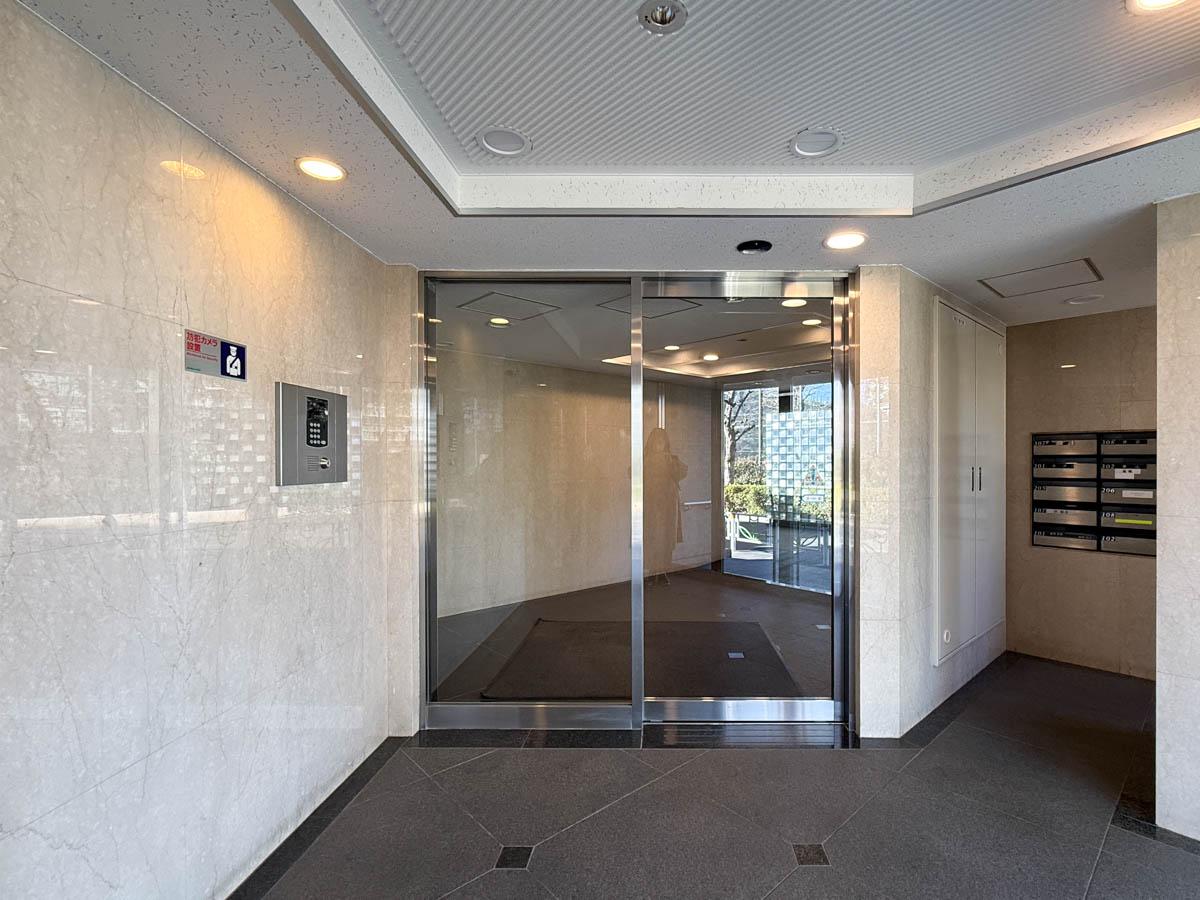 杉並区高円寺北の売買物件/オートロックのエントランス。宅配BOXもあります