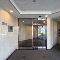 杉並区高円寺北の売買物件/オートロックのエントランス。宅配BOXもあります