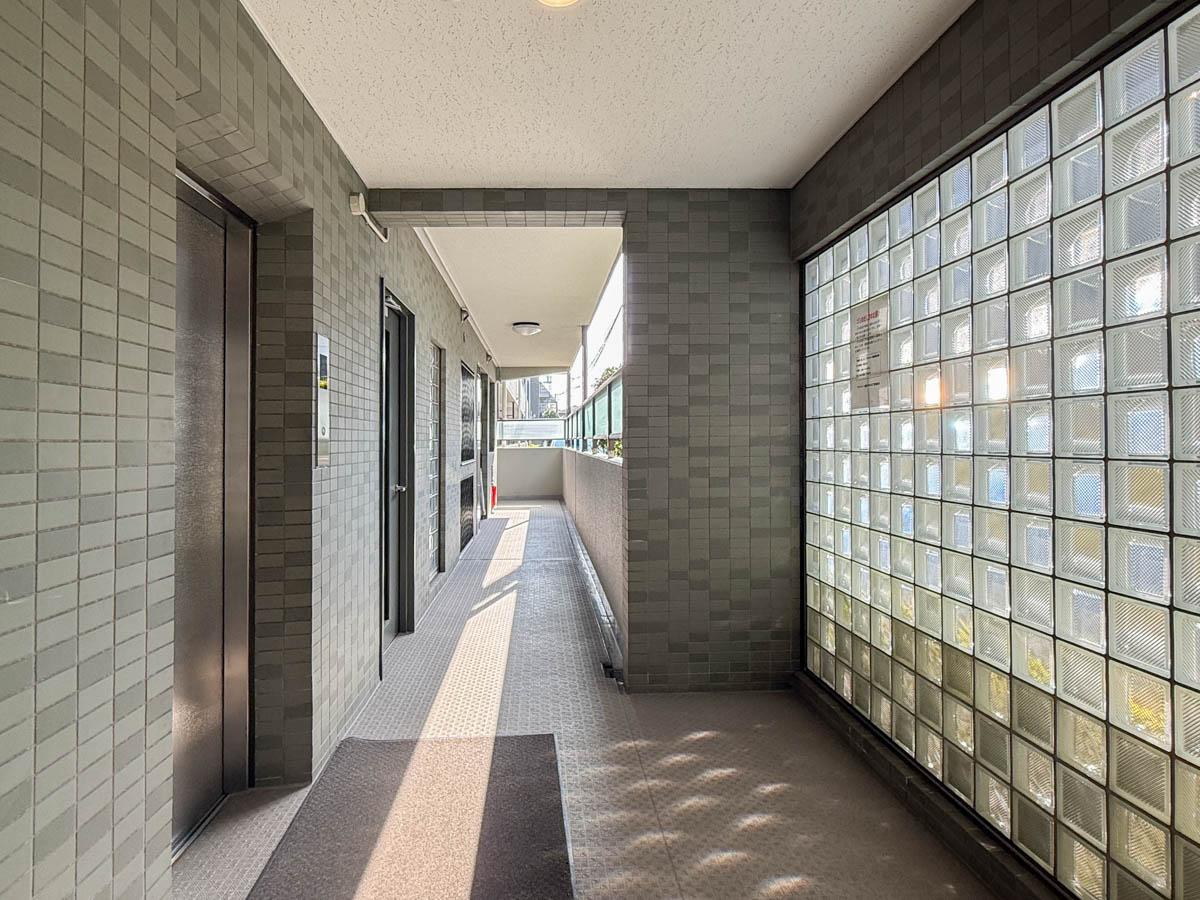杉並区高円寺北の売買物件/ガラスブロック越しの光が心地よいエレベーターホール