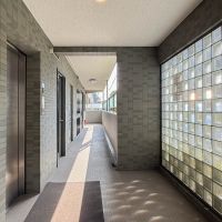 杉並区高円寺北の売買物件/ガラスブロック越しの光が心地よいエレベーターホール