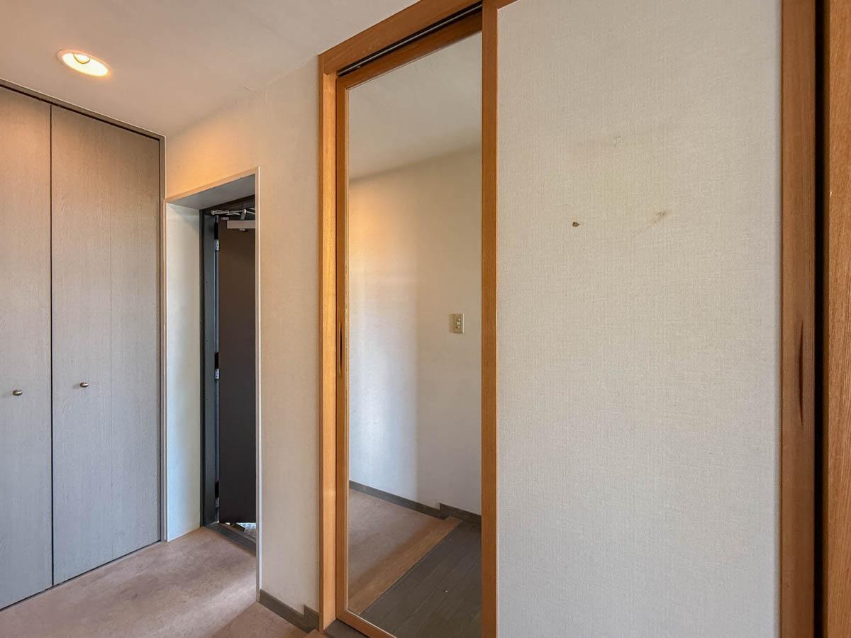 杉並区高円寺北の売買物件/玄関。この家は収納がたっぷり。姿見鏡は収納の扉も兼ね、裏は収納スペースに