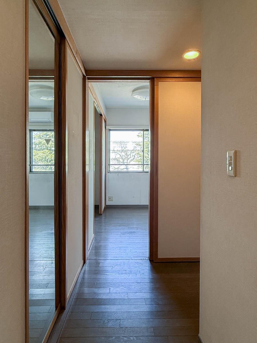 杉並区高円寺北の売買物件/開けると約5帖の寝室が続きます