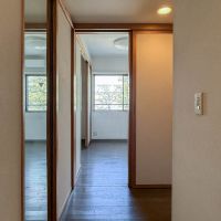 杉並区高円寺北の売買物件/開けると約5帖の寝室が続きます