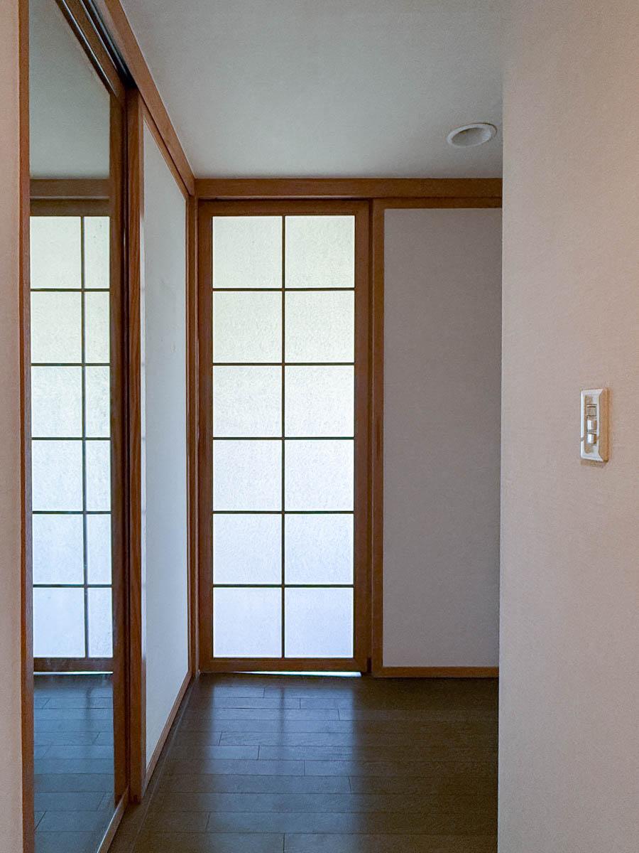 杉並区高円寺北の売買物件/玄関入ると、柔らかく光を通す障子戸が