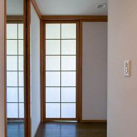 杉並区高円寺北の売買物件/玄関入ると、柔らかく光を通す障子戸が