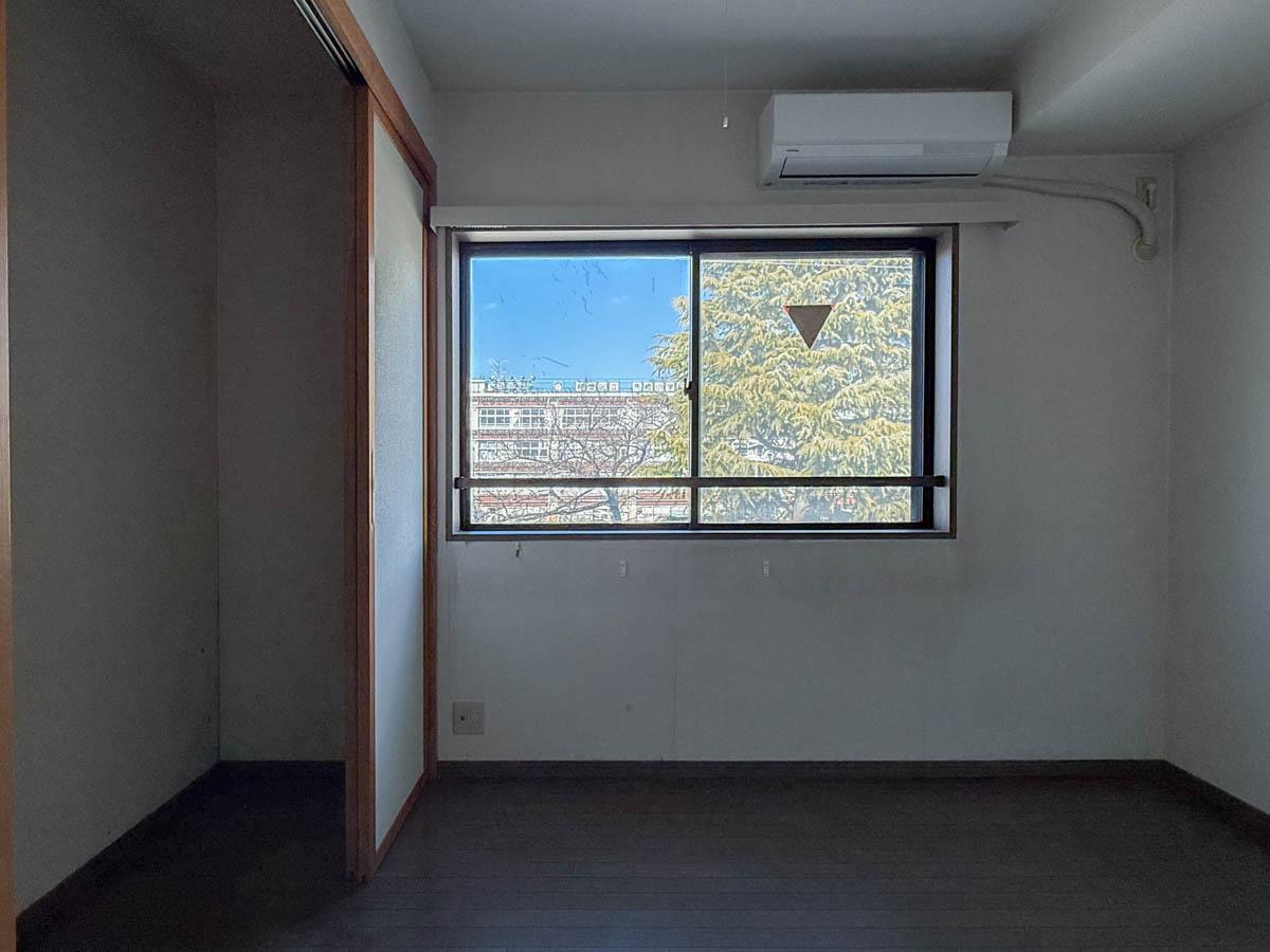 杉並区高円寺北の売買物件/北東向きの窓の先は馬橋小学校