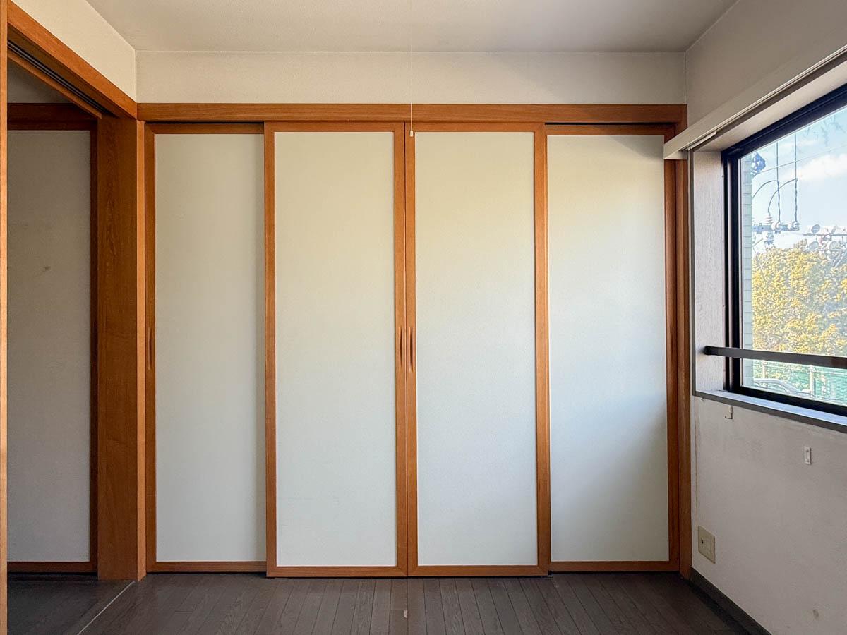 杉並区高円寺北の売買物件/収納扉も建築士さんが設計士造作したもの。木の縁が素朴で素敵