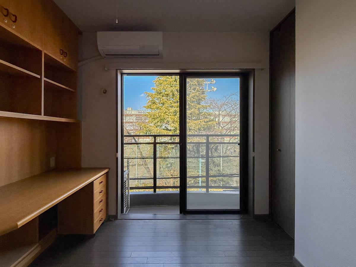 杉並区高円寺北の売買物件/子供部屋からの景色も心地よい。窓先にはサービスバルコニー