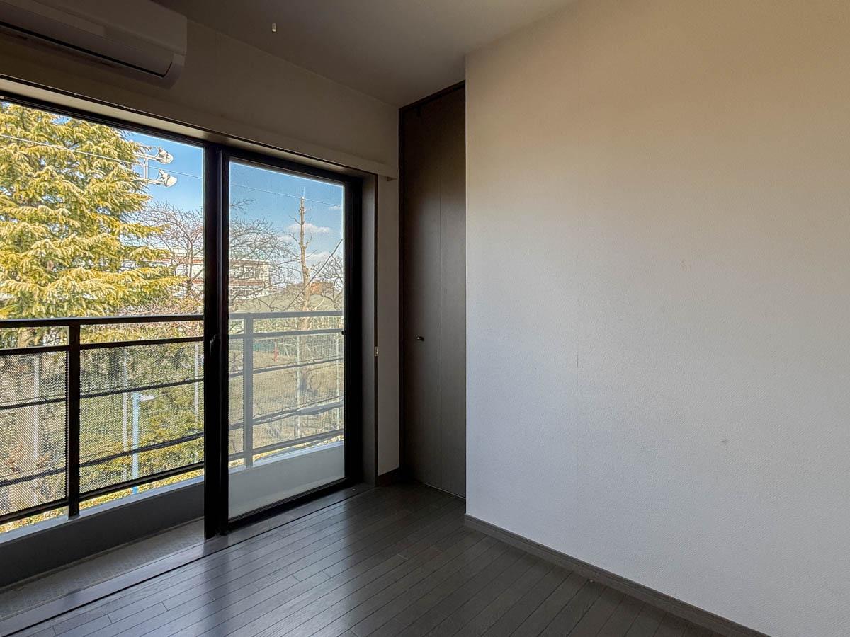 杉並区高円寺北の売買物件/別のアングルで。学校に面してはいるものの、窓を閉めるととても静かだそう