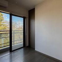 杉並区高円寺北の売買物件/別のアングルで。学校に面してはいるものの、窓を閉めるととても静かだそう