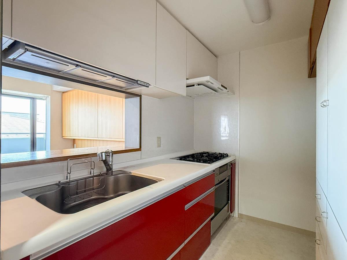 杉並区高円寺北の売買物件/キッチン。シンク上には電動の水切りラックがあり、ボタンで上げ下げできます