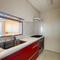 杉並区高円寺北の売買物件/キッチン。シンク上には電動の水切りラックがあり、ボタンで上げ下げできます