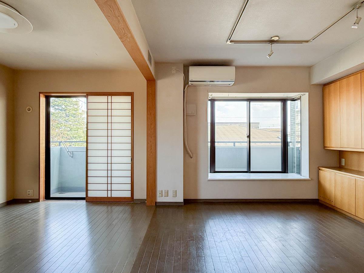杉並区高円寺北の売買物件/家具がなくなるとこような感じ。右側は床暖房が入っています