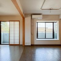 杉並区高円寺北の売買物件/家具がなくなるとこような感じ。右側は床暖房が入っています