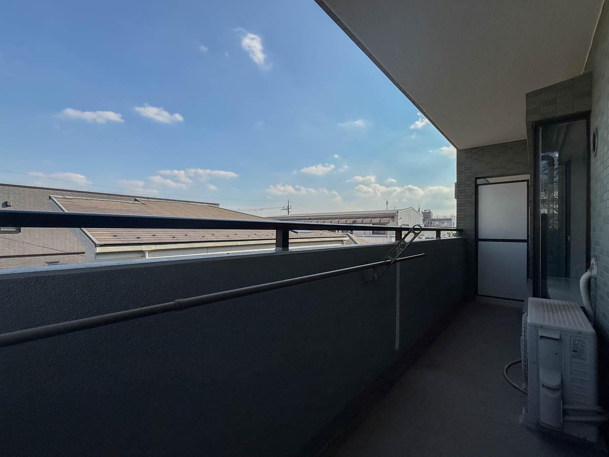 杉並区高円寺北の売買物件/バルコニー。周囲の建物よりも高さがあり、視線が気にならないのが嬉しい