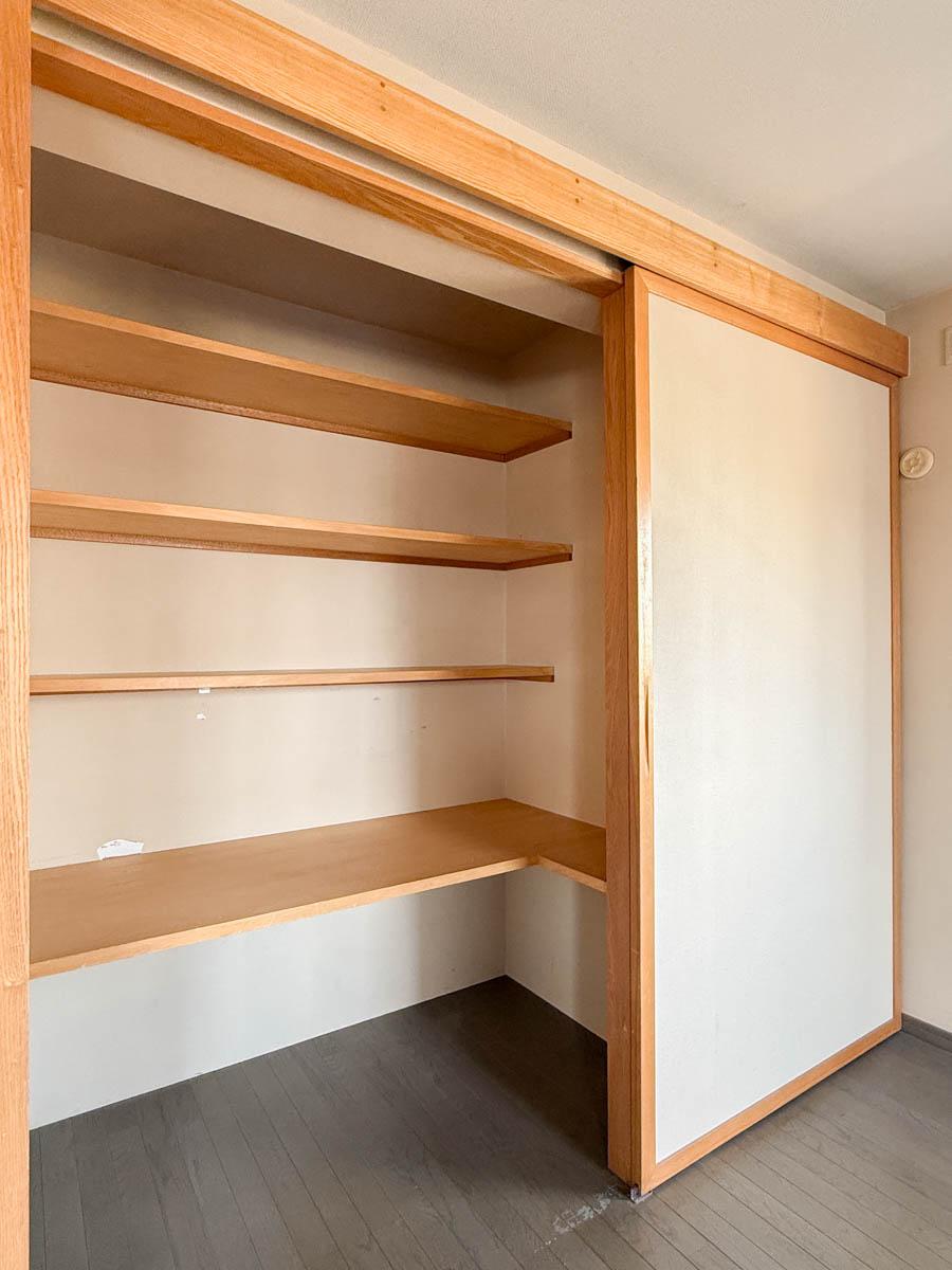 杉並区高円寺北の売買物件/奥行きにある収納スペースを改装して、デスクも兼ねられるような仕様に。大きな引き戸を閉めれば隠すこともできます